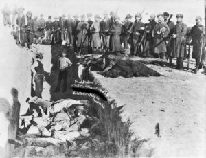wounded_knee_burying_the_dead